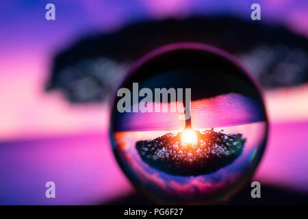 Un cristallo trasparente sfera vith splendida vista Foto Stock