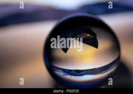 Un cristallo trasparente sfera vith splendida vista Foto Stock