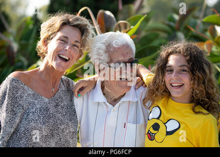 Famiglia composta da membri di 4 generazioni. Nonni e nipoti e pronipoti Foto Stock