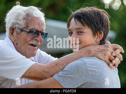 Famiglia composta da membri di 4 generazioni. Nonni e nipoti e pronipoti Foto Stock