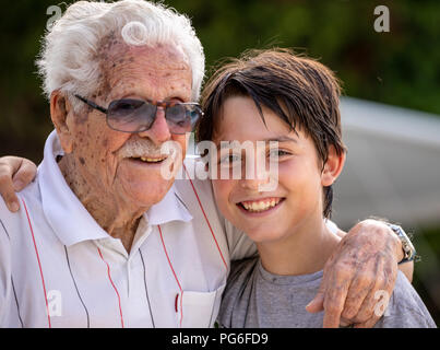 Famiglia composta da membri di 4 generazioni. Nonni e nipoti e pronipoti Foto Stock