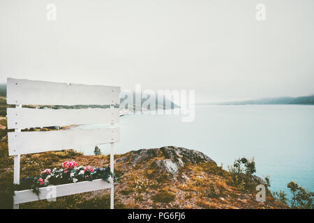 Bianco bordo in legno di ricevimento di benvenuto vuoto banner pubblicitari mock up per il vostro testo foggy il paesaggio sullo sfondo all'aperto Foto Stock