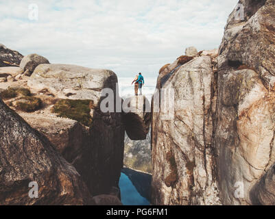 Coppia di viaggio su Kjeragbolten romantica gita in Norvegia Kjerag montagna Vacanze Avventura famiglia lifestyle l uomo e la donna insieme viaggio estreme Foto Stock