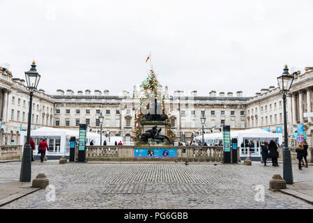 London, Regno Unito - 1 Gennaio 2018: La Somerset House con le persone intorno e decorazione di Natale in London, England, Regno Unito Foto Stock