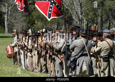 Stati confederati esercito eseguendo un trapano militare. Rievocazione storica a Appomattox Court House, Virginia. Foto Stock