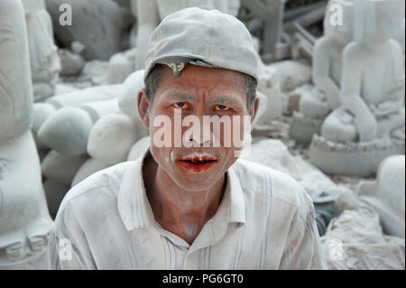 Ritratto di un birmano intagliatore di marmo con la sua faccia rivestita in marmo bianco di polvere nel Myanmar Mandalay Foto Stock