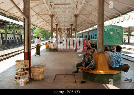 Popolo birmano in attesa su una piattaforma ferroviaria nella stazione di Yangon Myanmar Foto Stock