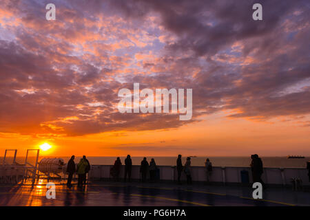 Ocean lane, navi cargo, coloful tramonto e impressionante sera nuvole, Mar Baltico, della Lituania, dell'Europa orientale Foto Stock