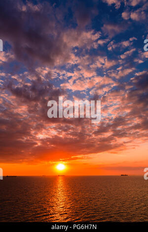 Ocean lane, navi cargo, coloful tramonto e impressionante sera nuvole, Mar Baltico, della Lituania, dell'Europa orientale Foto Stock