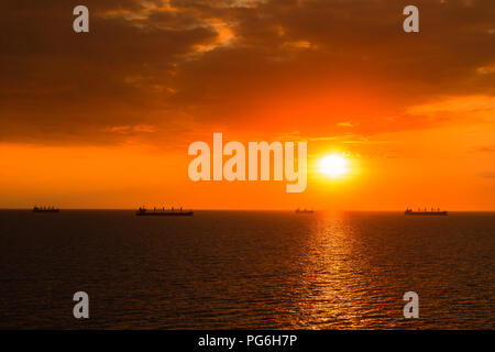 Ocean lane, navi cargo, coloful tramonto e impressionante sera nuvole, Mar Baltico, della Lituania, dell'Europa orientale Foto Stock