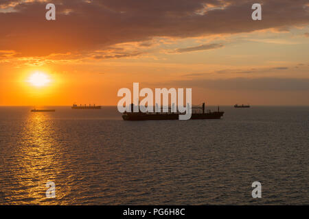 Ocean lane, navi cargo, coloful tramonto e impressionante sera nuvole, Mar Baltico, della Lituania, dell'Europa orientale Foto Stock