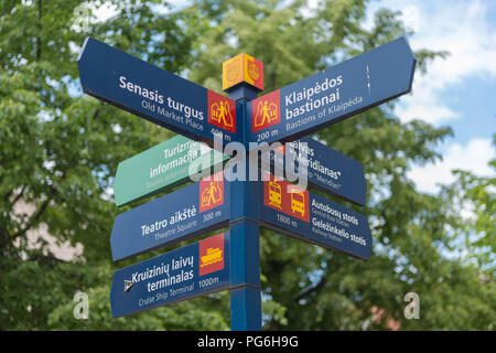 Cartello per la città di attrazioni turistiche, Klaipeda, Courland Lagoon, della Lituania, dell'Europa orientale Foto Stock