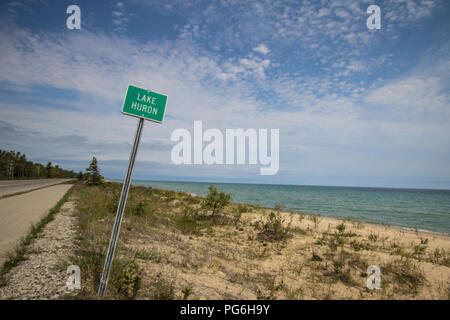 Michigan Great Lakes Road Trip. Lago Huron costa e spiaggia lungo la strada di noi 23 autostrada nella parte inferiore della penisola del Michigan. Foto Stock