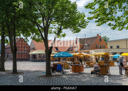 Giorno di mercato, bancarelle e un centro di Klaipeda, Courland Lagoon, della Lituania, dell'Europa orientale Foto Stock