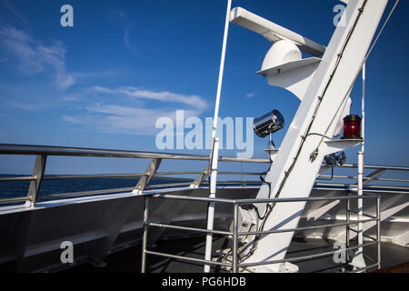 Sfondo in barca. Ponte di una grande barca su una soleggiata giornata estiva con cielo blu e azzurro mare orizzonte Foto Stock