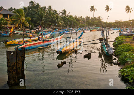 Vista orizzontale di barche da pesca ormeggiate in Dodanduwa, Sri Lanka. Foto Stock