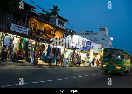 Orizzontale vie notturne in Colombo, Sri Lanka. Foto Stock