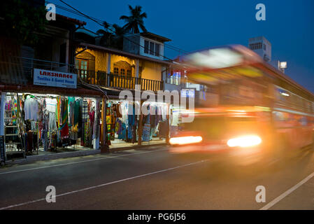 Orizzontale vie notturne in Colombo, Sri Lanka. Foto Stock