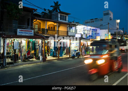 Orizzontale vie notturne in Colombo, Sri Lanka. Foto Stock