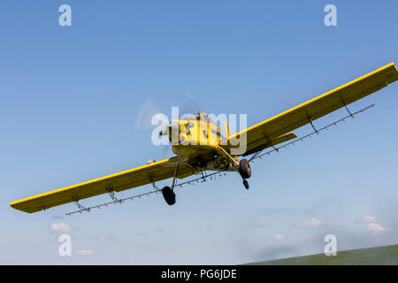 Crop duster piano di volo e la spruzzatura su colture nella regione Palouse dello stato di Washington Foto Stock