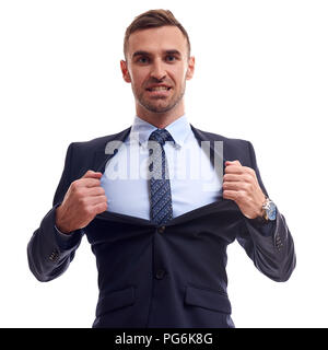 Ritratto verticale di felice urlando datore di lavoro trionfante con pugni sollevata contro uno sfondo grigio Foto Stock