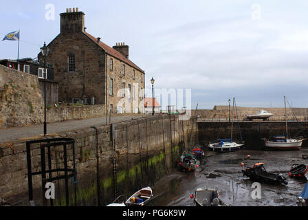 KIRKCALDY, Scozia, 20 luglio 2018: Il pittoresco porto vecchio a bassa marea in Dysart in Kirkcaldy. Il porto è stato usato come un film ubicazione Foto Stock