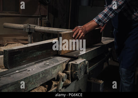 Ritagliato colpo di carpentiere per la lavorazione del legno in officina Foto Stock