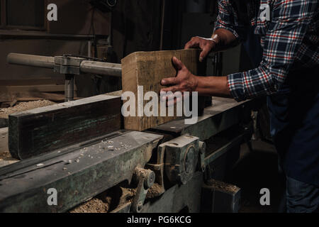 Ritagliato colpo di carpentiere per la lavorazione del legno in officina Foto Stock