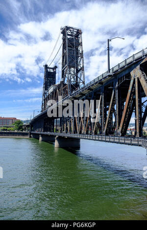 L'acciaio ponte sopra il fiume Willamette con ponte inferiore sollevato per consentire il passaggio in barca, Portland, Oregon, Stati Uniti d'America Foto Stock