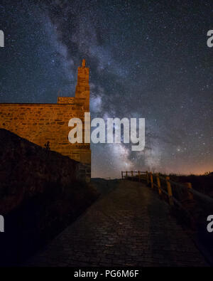 Via lattea sulla Torre de Barrio village di Leon, Spagna Foto Stock