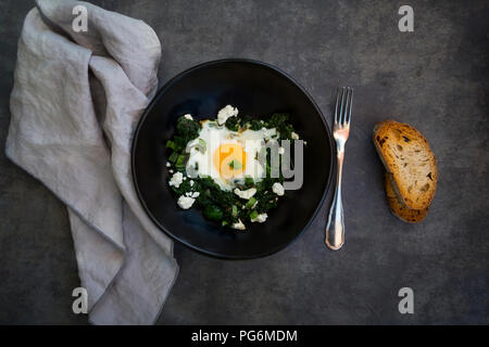 Shakshouka verde con baby spinat, bietole, cipolline e basilico in vaso Foto Stock