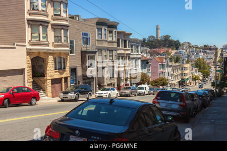 Case residenziali su Union Street, Russian Hill, San Francisco, con la vista della Torre Coit in background, California, Stati Uniti. Foto Stock