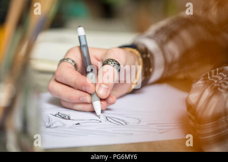 Close-up di artista il disegno di un disegno Foto Stock