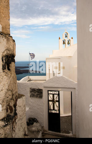 Tre campanili sull'isola di Santorini in Grecia. Foto Stock