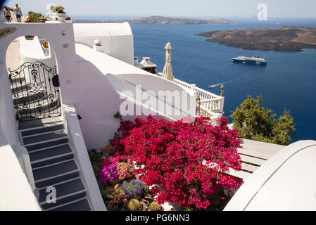 Fira e il Mar Egeo sull'isola di Santorini, Grecia. Foto Stock