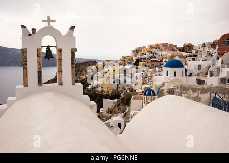 Dal campanile di Oia alla chiesa di Agioi Theodorori con cupole blu, Santorini, Grecia. Foto Stock