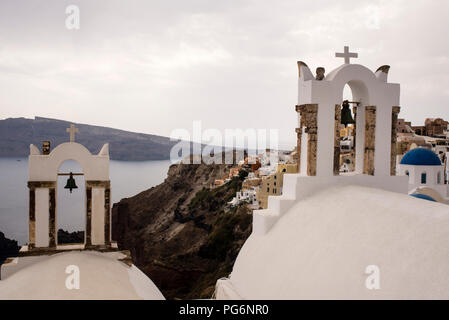 Campanili greci a Santorini, Grecia. Foto Stock