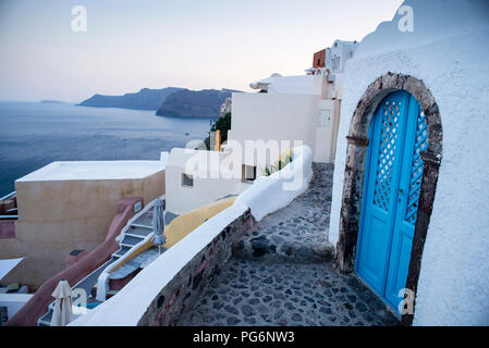 Isola greca di Santorini, città collinare di Oia. Foto Stock