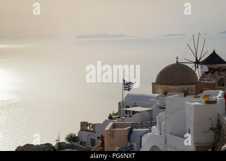 Mulini a vento dell'isola di Santorini, Grecia. Foto Stock