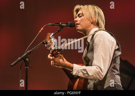 Swedish cantautrice Anna Ternheim live presso il ventiseiesimo Blue Balls Festival di Lucerna, Svizzera Foto Stock