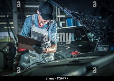 Autofficine dettagliata ispezione del veicolo. Auto Service Center Tema. Foto Stock