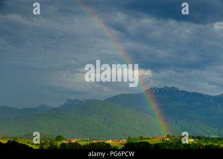 In Germania, in Baviera, Baviera, Chiemgau, Rainbow su Leitenberg, Kampenwand in background Foto Stock