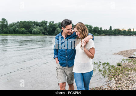 Affettuosa giovane al Riverside Foto Stock