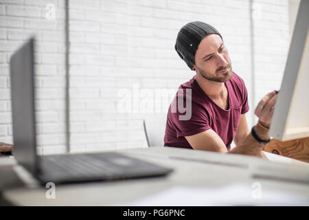 Artista disegno in studio Foto Stock