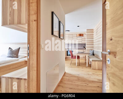 Interno della cucina a pianta aperta e la camera da letto di una casa per le vacanze Foto Stock