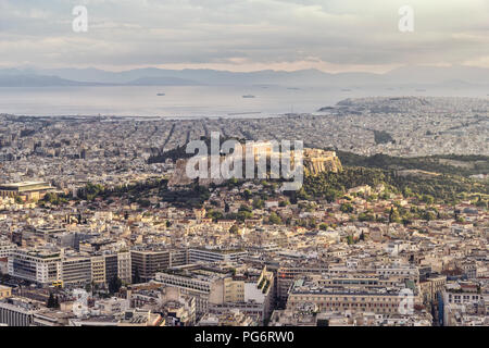 La Grecia, Attica, Atene, vista dal Monte Lycabettus sulla città con Acropolis Foto Stock