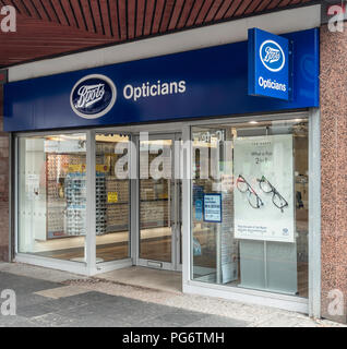 Boots Opticians: facciata, vetrine e la principale porta di ingresso del ramo a Kilmarnock, East Ayrshire, in Scozia, Regno Unito Foto Stock