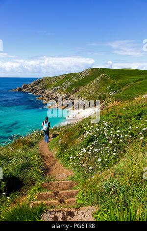 La gente che camminava sul sentiero sopra Porthchapel o Cappella Porth Beach, Cornwall, South West England, Regno Unito Foto Stock