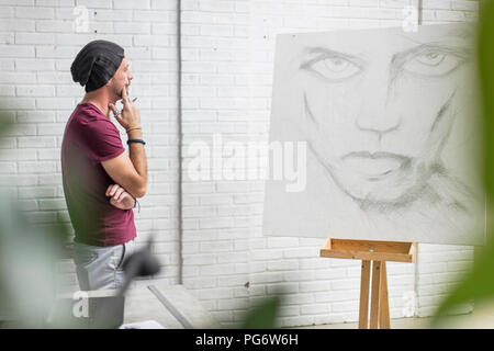 Artista guardando il disegno di studio Foto Stock