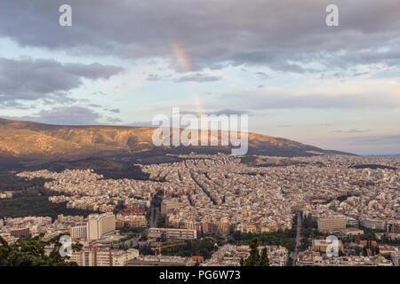 La Grecia, Attica, Atene, vista dal Monte Lycabettus sulla città, rainbow Foto Stock